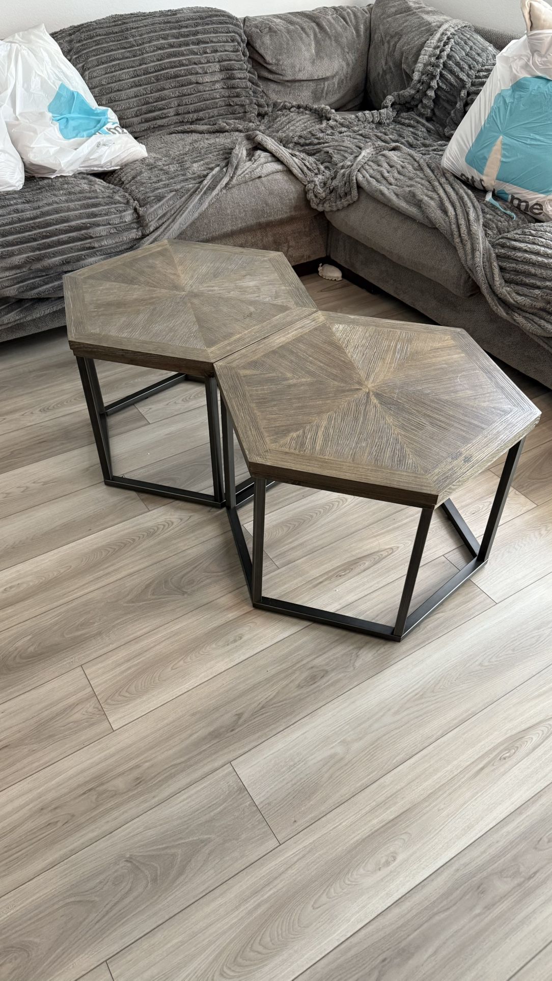 set of 2 coffee table/cocktail table