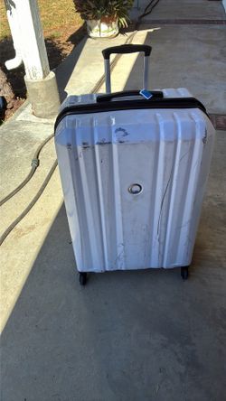 Free Large suit case in Yucaioa