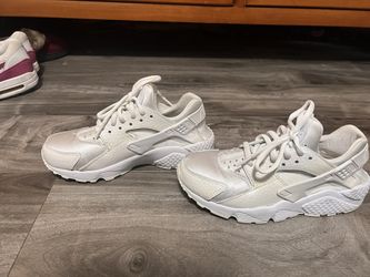 White Nike Hurraches 5.5