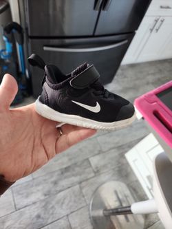NIKE, BLACK SIZE 6C