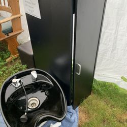 Adjustable Like New Shampoo Bowl With Cabinet 