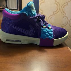 LaBron’s Witness 8 Basketball Sneakers