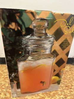 Glass pitcher with pouring valve
