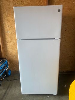 2017 GE 16.6 Cu Ft Fridge – Clean, Works Great!