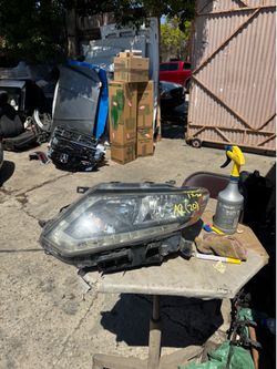 Nissan ROGUE LEFT USED OEM HEADLIGHT (2017-2020)