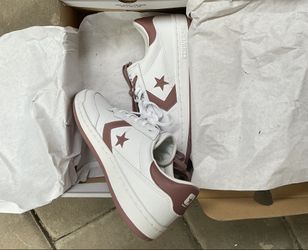 Converse men’s size 6/ women’s size 7.5