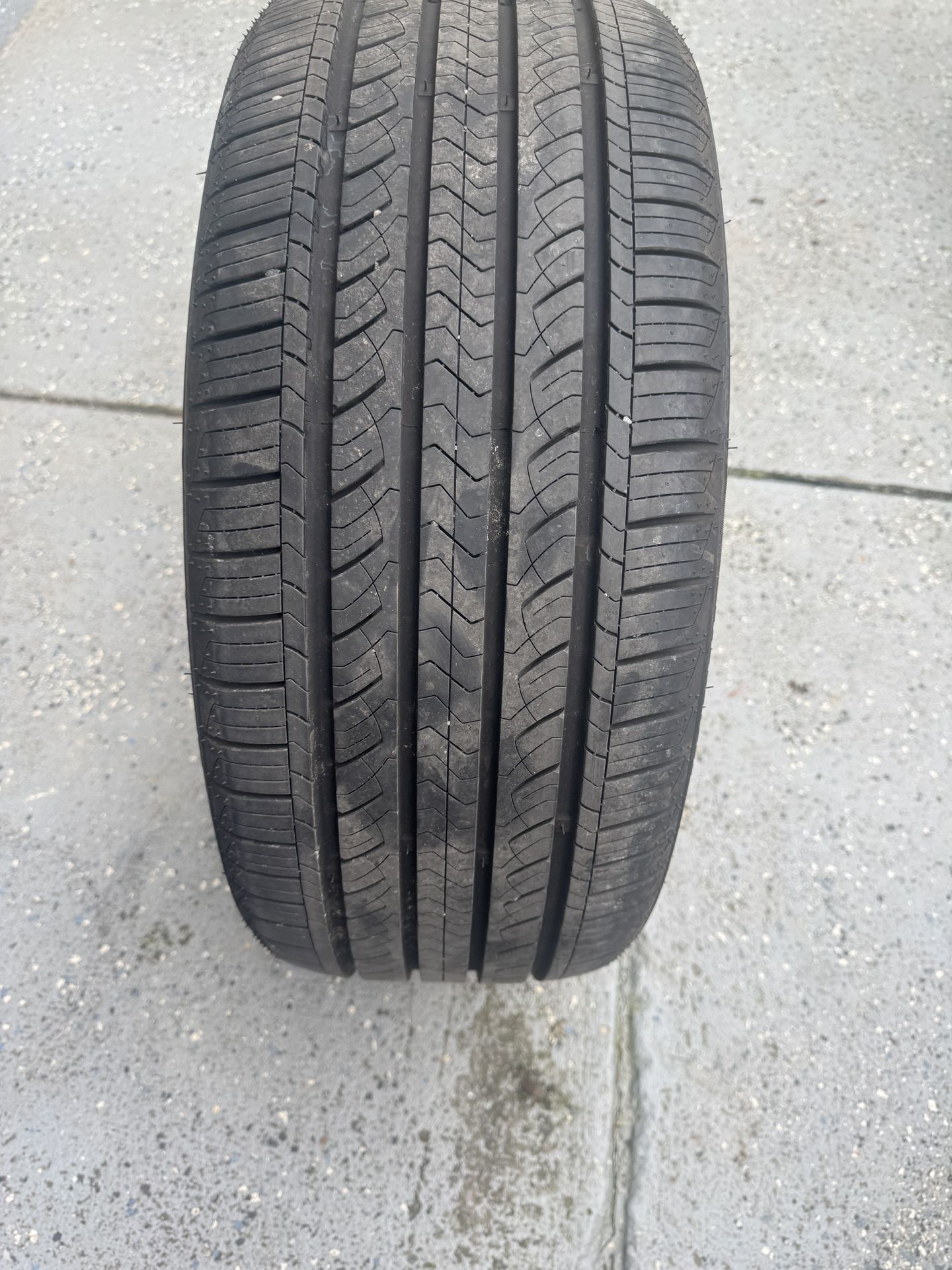 Tire 235/40/19