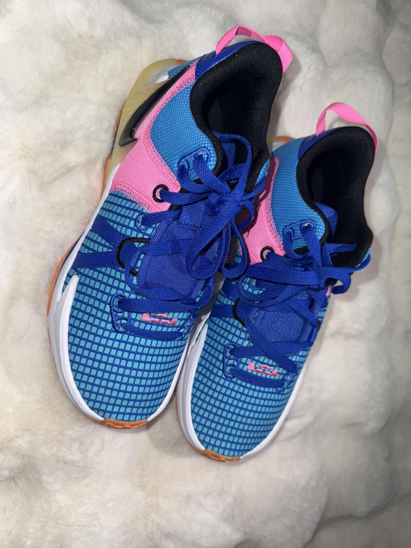 Nike LeBron Witness 7 basketball shoe