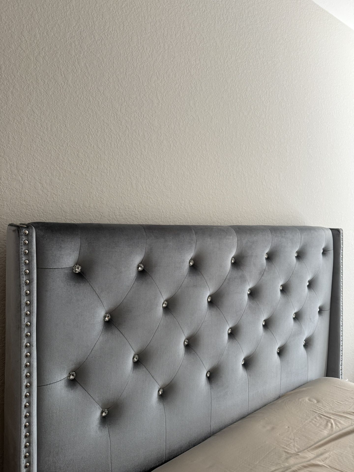 Glam Velvet Tufted Bed Frame – Full