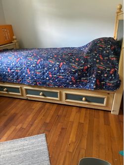 Twin bed with trundle and mattresses (2)