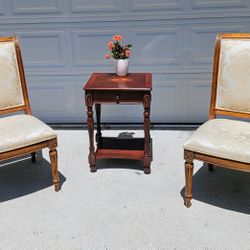 Beautiful WOOD Side TABLE + 2 CHAIRS