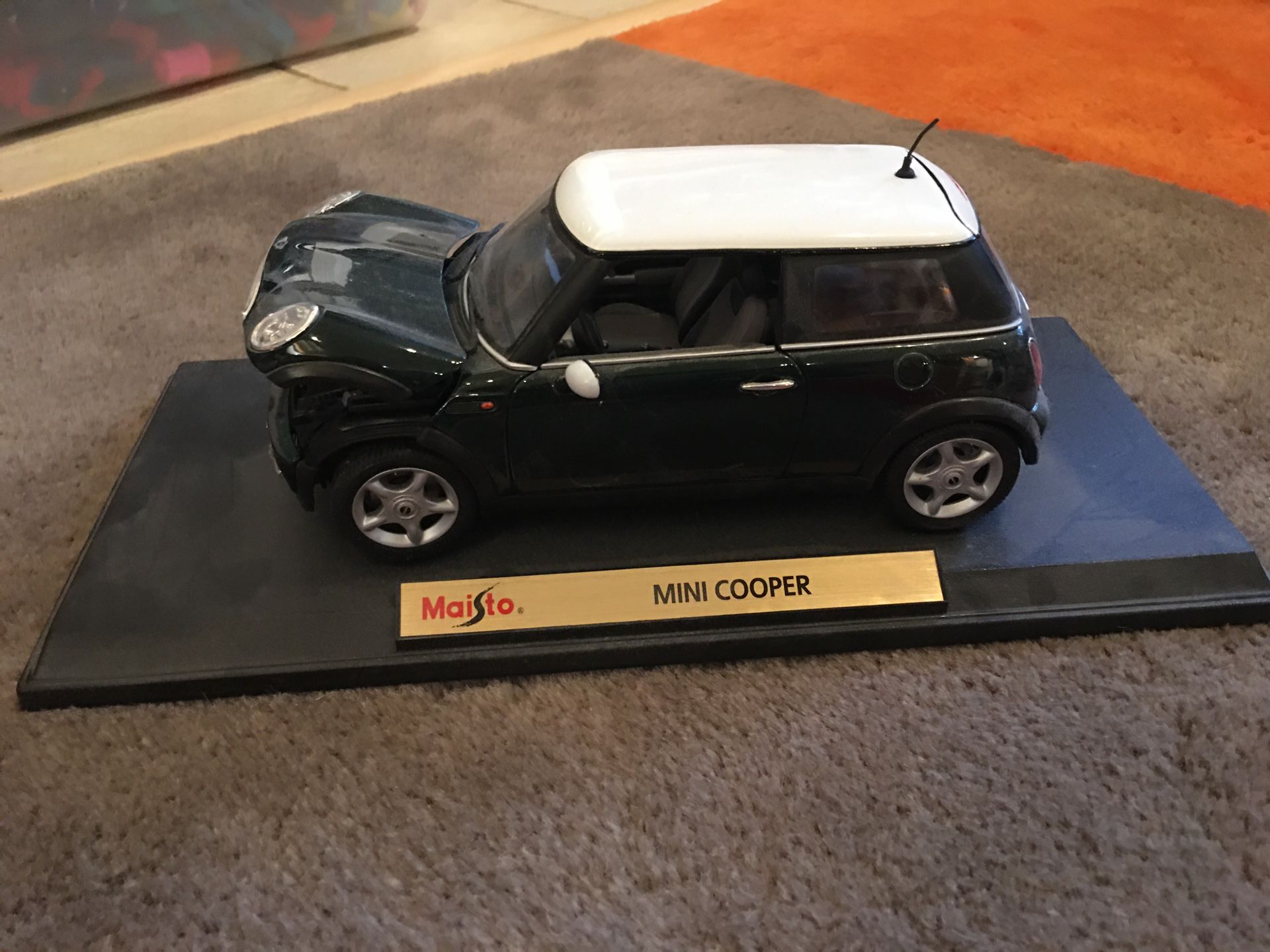 Maisto 1:18 Scale Mini Cooper