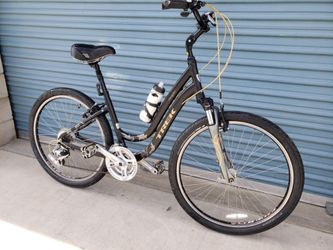 TREK HYBRID BIKE 21 SPEEDS TIRE 26 SIZE M