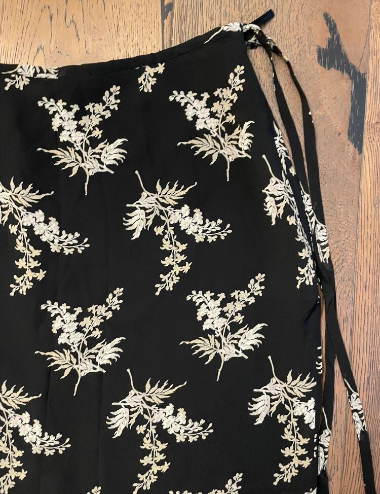 Banana Republic Black Floral Rayon Mini Short Skirt 14w by 18L size 8