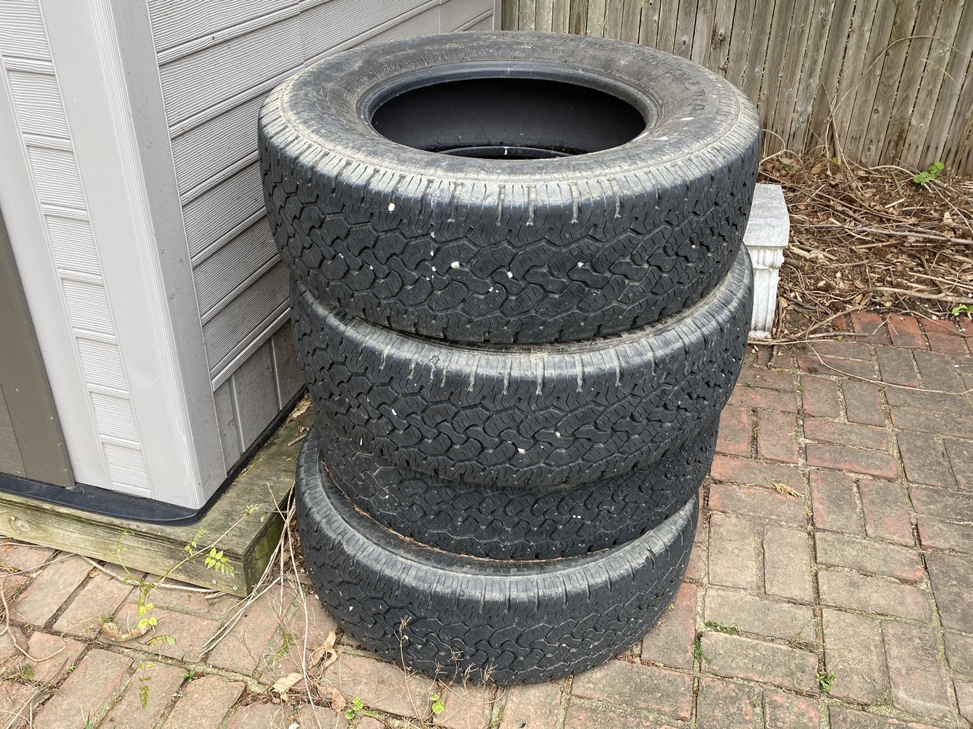 Tire LT245/75R17