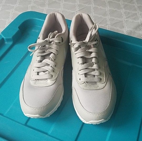 Gently Used Nike Air Sneakers Sizs 7.5