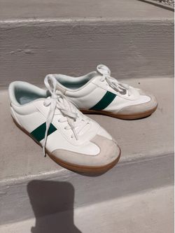 OLD NAVY SNEAKS size 6