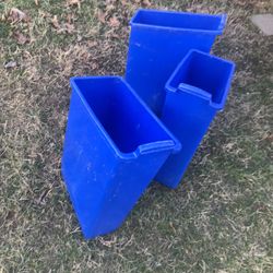 Three Bleu Pet Food Contenairs (NO SHIPPING)