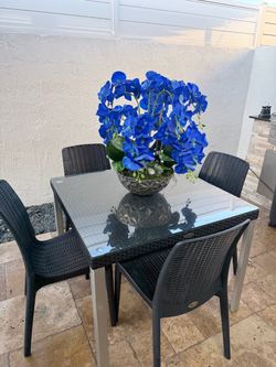Juego comedor y adorno floral