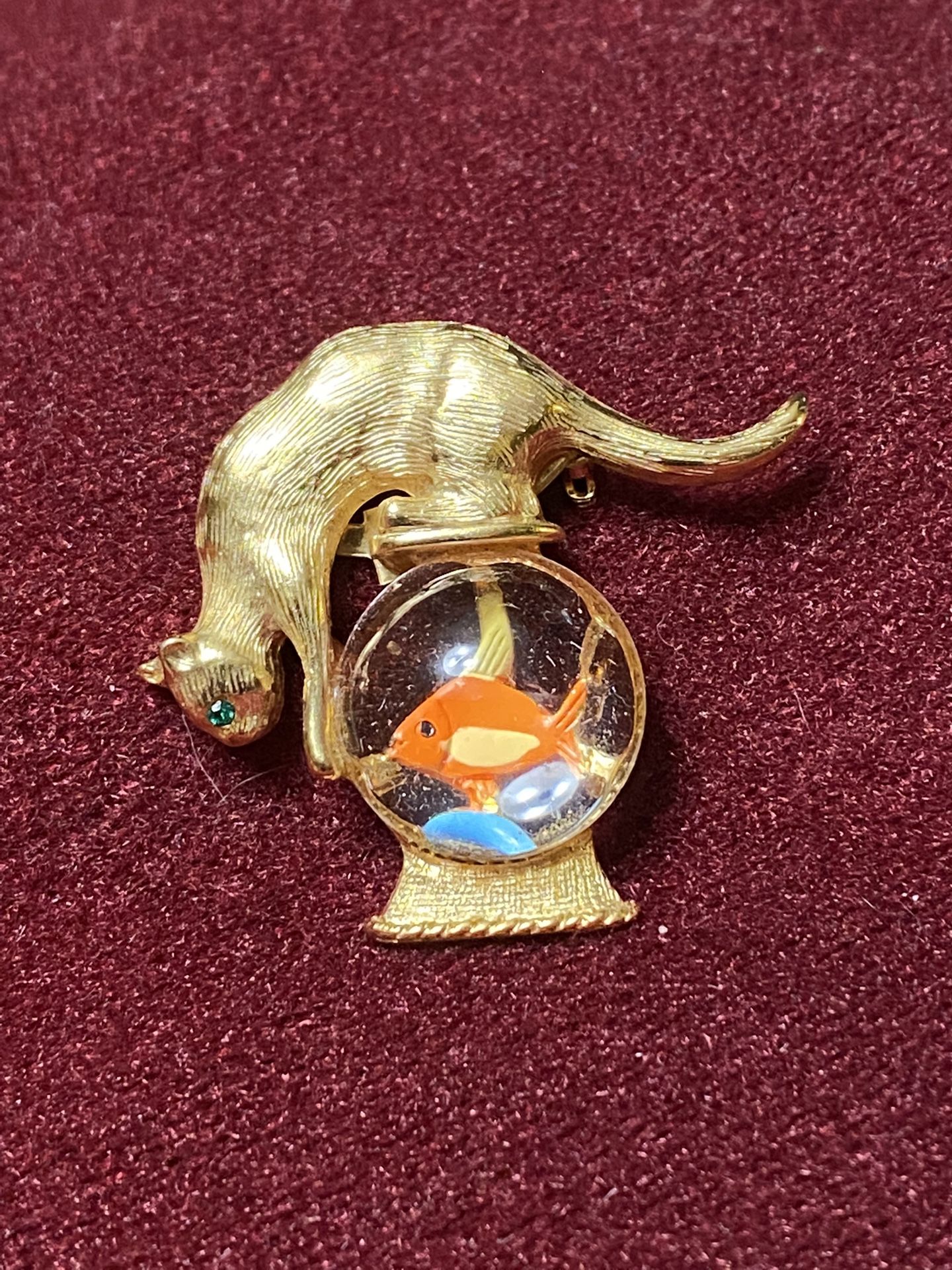 Gold Crown gold tone cat on fish bowl brooch