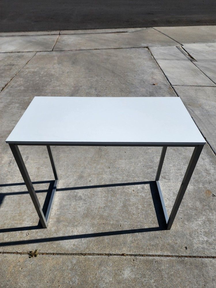 White Accesnt Table