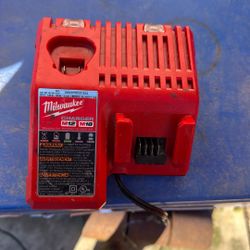 Milwaukee Charger M12/M18