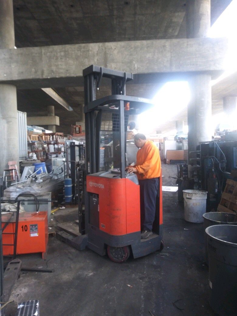 2007 model 7 3000lb 3 stage reach stand up forklift