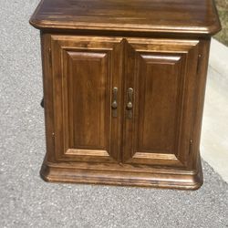 ETHAN ALLEN 1983 Classic Solid Maple 26"  Accent Storage End Table Imperfections. The top Needs Refurbishing. Used in good condition with visible cosm