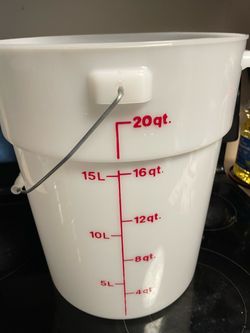 White Plastic 20 Qt Bucket with Handle