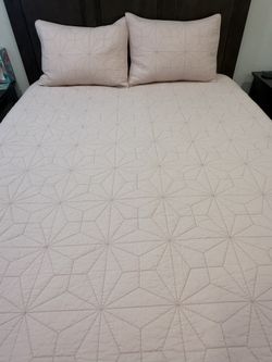 Queen Size Quilt & Pillow Shams Set