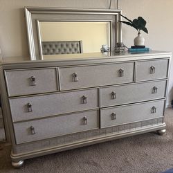 Sofia Vergara Paris King Bedroom Set - must pickup