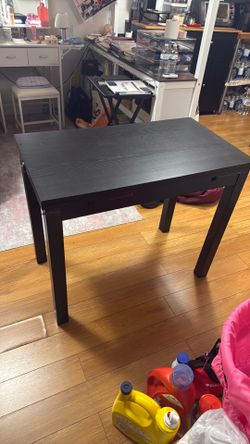 Expandable black wood table