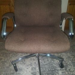 Steelcase Office Chair! Super comfy! Leans back & rocks 