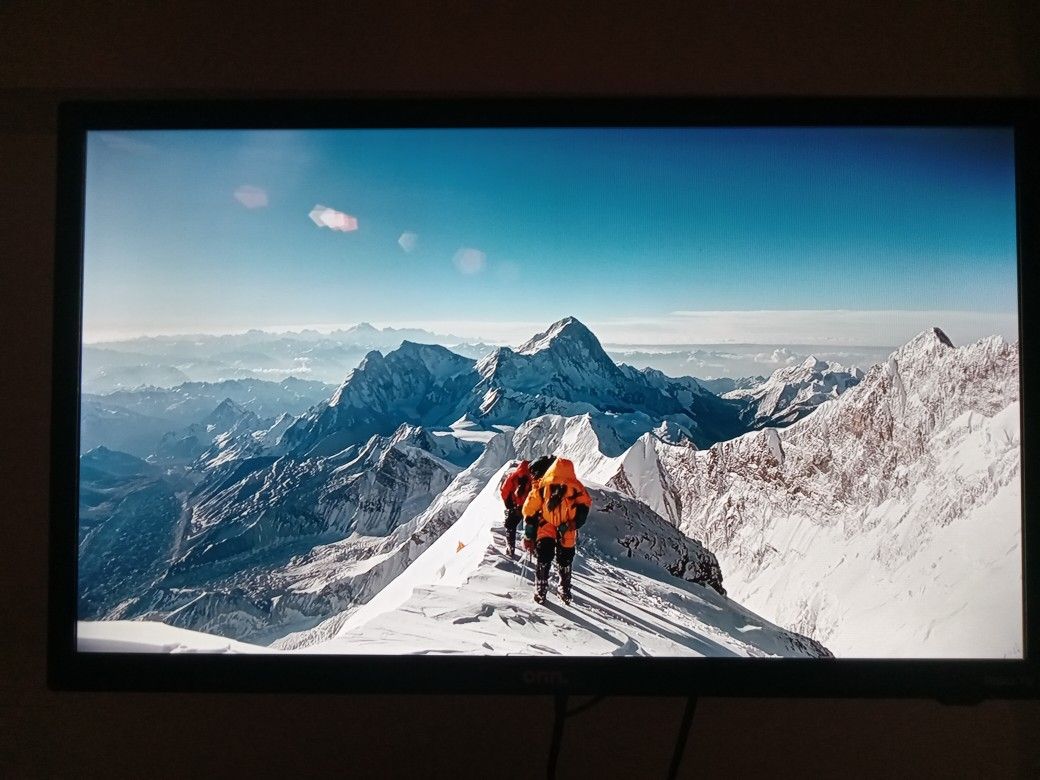 30" Onn ROKU TV WITH WALL MOUNT