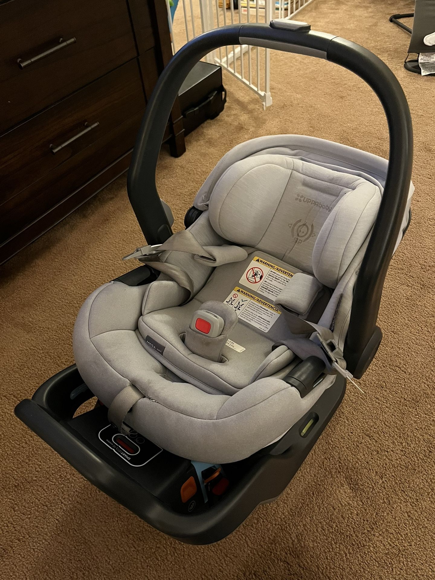 UppaBaby Mesa Max ‘Anthony- White and Grey Chenille’ car seat and base. Exp. 12-24-2029