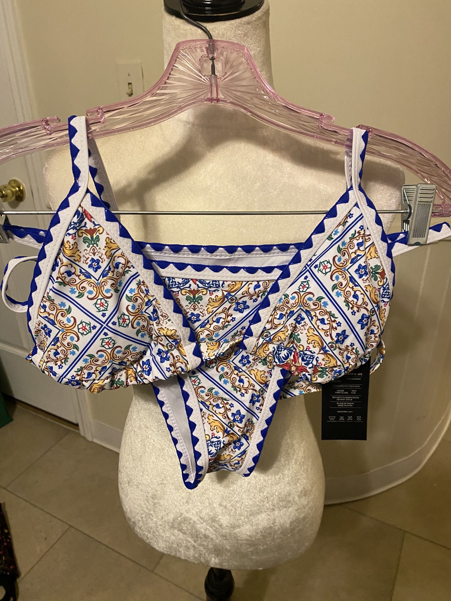 NWT Woman’s Bikinx 2 Pc Bikini Size Medium 4-6