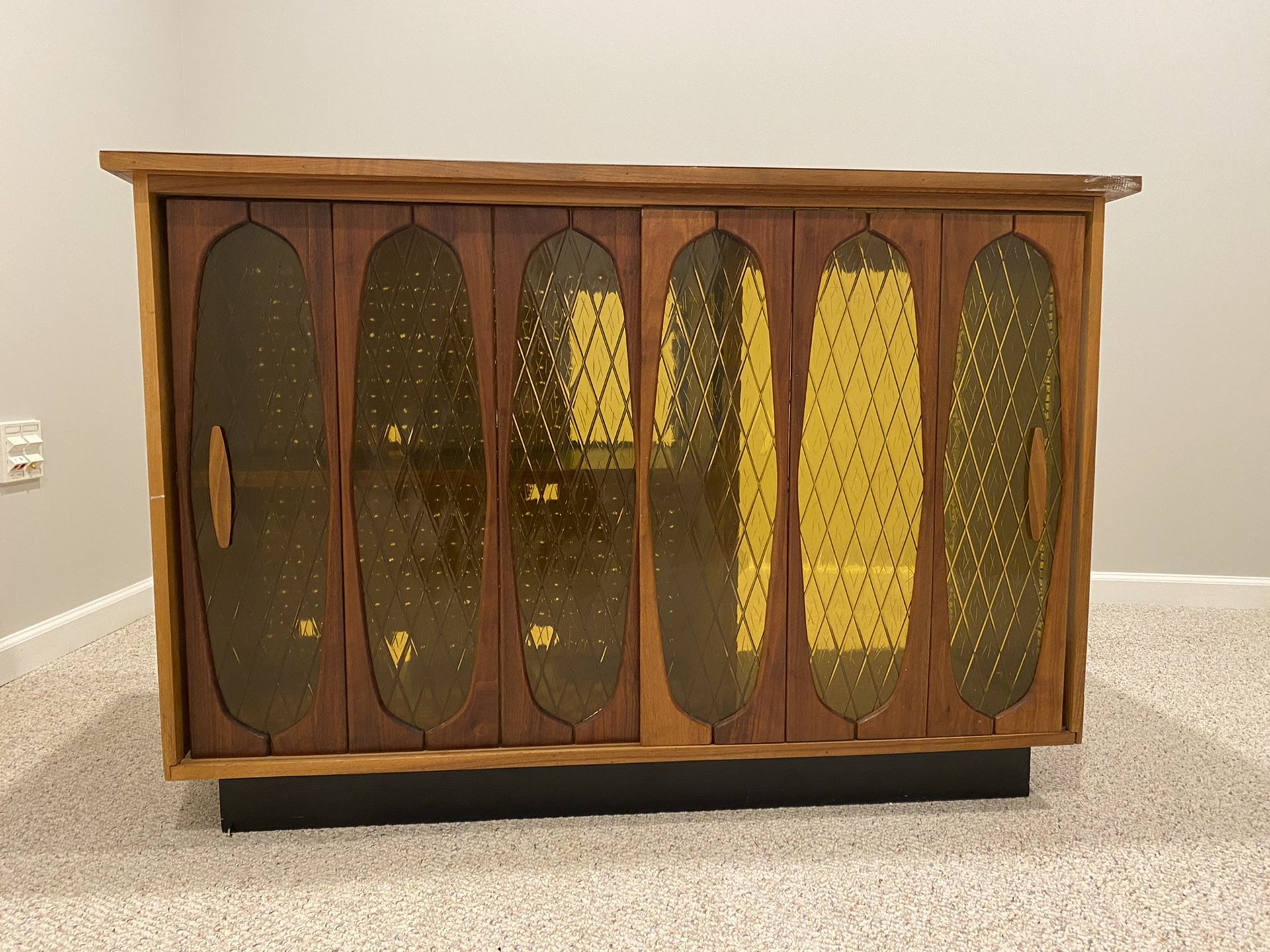 Self standing cabinet