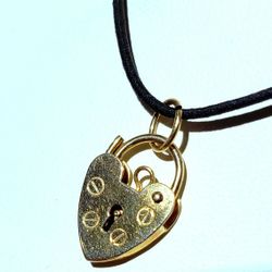 ANTIQUE ENGLISH  9CT SMALL LOCKET NECKLACE