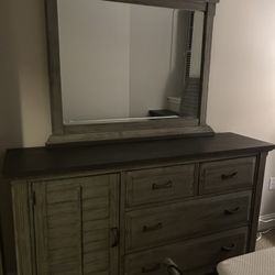 Bedroom Furniture Mirrored Dresser and Nightstands 