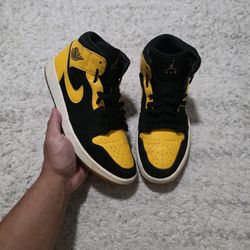 Air jordan 1 mid yellow