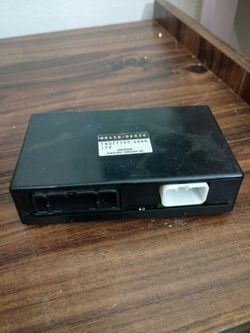 AC amplifier assembly from a 2002 Toyota sienna minivan.