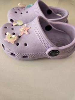 Crocs little girl size 6 toddlers with charms