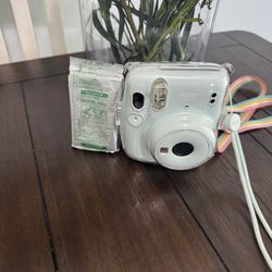 Cámara Instantánea Fujifilm Instax Mini 11 + película
