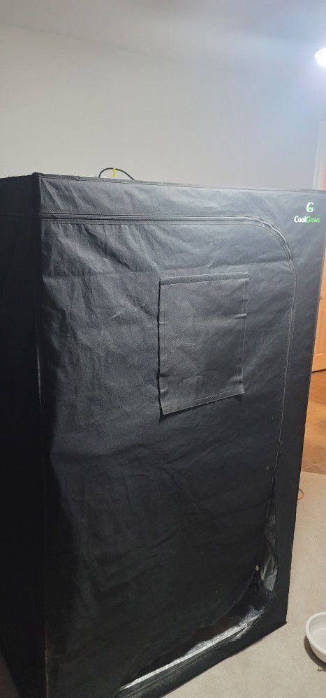 Grow Tent w/ 2 Full Spectrum Lights And Extras.