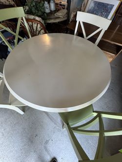 Mesa De 4 Sillas De Madera Color ariginal En excelente Condiciones $185