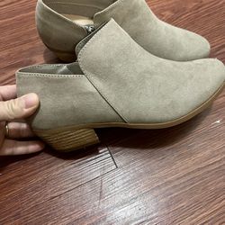 New Women’s Boots Size 8