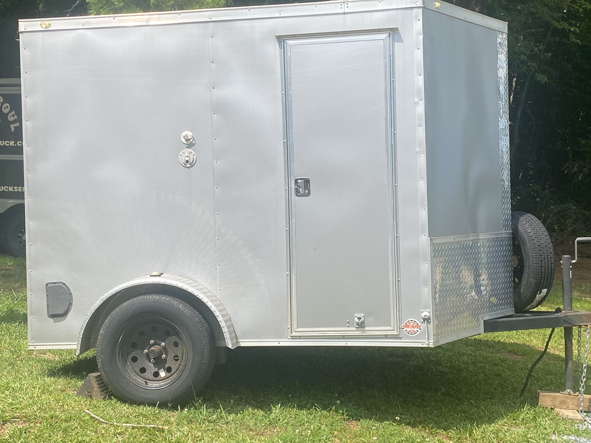 6x8 enclosed Beam trailer and With bull nose front