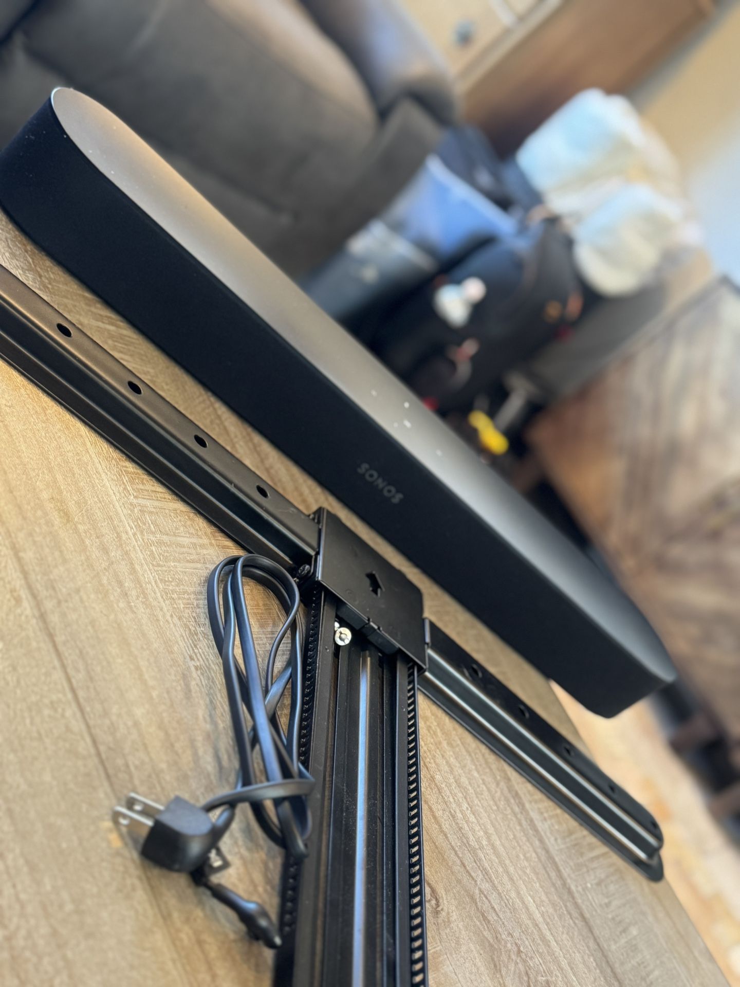 Like-new** Sonos Beam Soundbar, All Black with Sonos Floating TV Mount