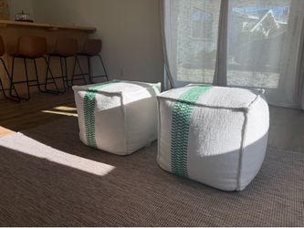 Like new puff set of 2