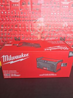 MILWAUKEE M18 18V LITHIUM-ION CORDLESS JOBSITE RADIO ( TOOL ONLY )